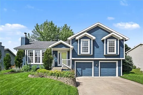 Residential Home in Liberty, Missouri with Well-maintained Foundation and Landscaped Front Yard | Piermagic®